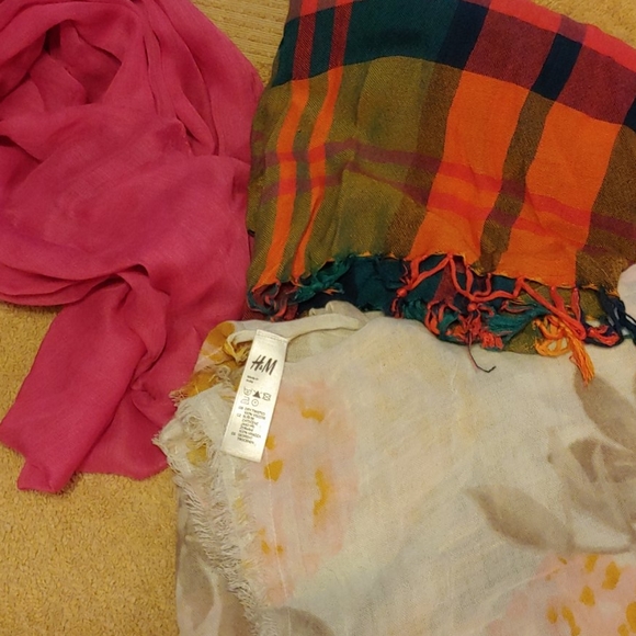 Scarfs - Picture 3 of 3